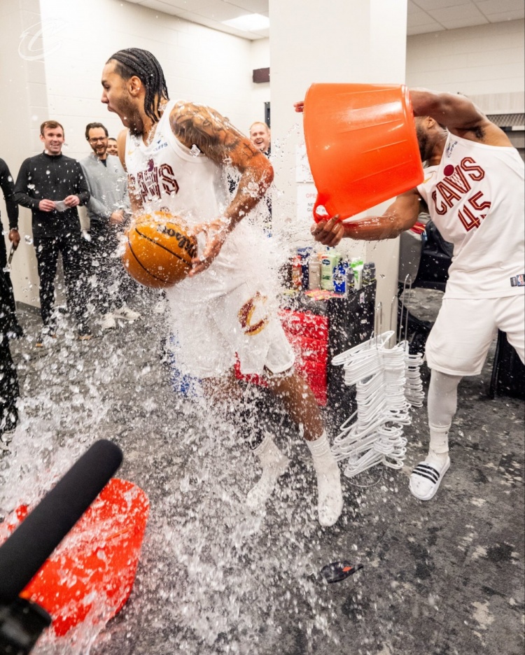 39分生涯之夜！泰森赛后获得比赛用球 米切尔向其泼水庆祝
